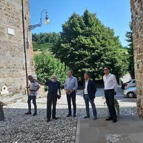 L'assessore regionale alle Infrastrutture e Territorio, Graziano Pizzimenti, nel corso del sopralluogo all'abbazia di Rosazzo accompagnato dal direttore della Fondazione omonima, monsignor Sergio di Giusto, e dal sindaco e dall'assessore del Comune di Manzano Piero Furlani e Daniele Macorig. - L'assessore regionale alle Infrastrutture e Territorio, Graziano Pizzimenti, nel corso del sopralluogo all'abbazia di Rosazzo accompagnato dal direttore della Fondazione omonima, monsignor Sergio di Giusto, e dal sindaco e dall'assessore del Comune di Manzano Piero Furlani e Daniele Macorig. 