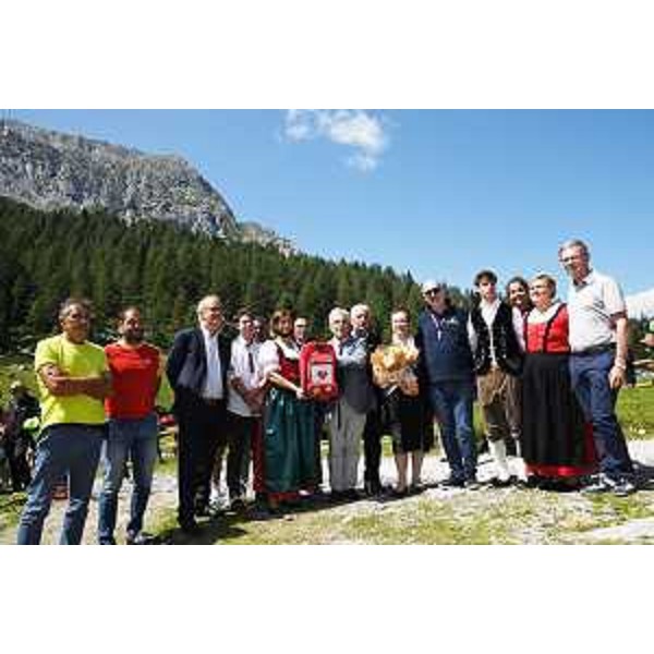 Il vice governatore con delega alla Salute, Riccardo Riccardi, e l'assessore alla Montagna, Stefano Zannier, alla malga Cason di Lanza alla consegna del primo kit di pronto intervento per l'emergenza sanitaria incluso nel progetto "Comunità e montagna in sicurezza" - Il vice governatore con delega alla Salute, Riccardo Riccardi, e l'assessore alla Montagna, Stefano Zannier, alla malga Cason di Lanza alla consegna del primo kit di pronto intervento per l'emergenza sanitaria incluso nel progetto "Comunità e montagna in sicurezza"