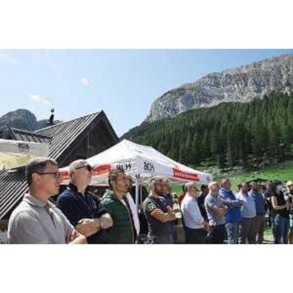 Il vice governatore con delega alla Salute, Riccardo Riccardi, e l'assessore alla Montagna, Stefano Zannier, alla malga Cason di Lanza alla consegna del primo kit di pronto intervento per l'emergenza sanitaria incluso nel progetto "Comunità e montagna in sicurezza" - Il vice governatore con delega alla Salute, Riccardo Riccardi, e l'assessore alla Montagna, Stefano Zannier, alla malga Cason di Lanza alla consegna del primo kit di pronto intervento per l'emergenza sanitaria incluso nel progetto "Comunità e montagna in sicurezza"