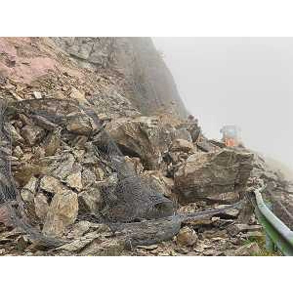 Le operazioni di rimozione della frana precipitata dal monte Crostis. - Le operazioni di rimozione della frana precipitata dal monte Crostis.