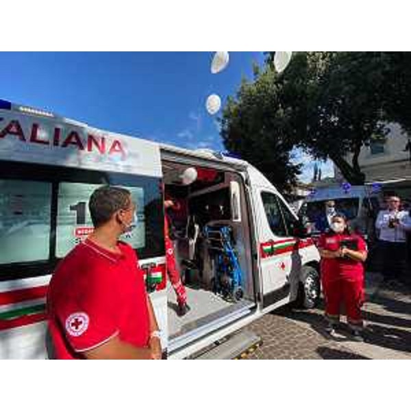 L'ambulanza donata al Comitato di Monfalcone della Croce Rossa - L'ambulanza donata al Comitato di Monfalcone della Croce Rossa 