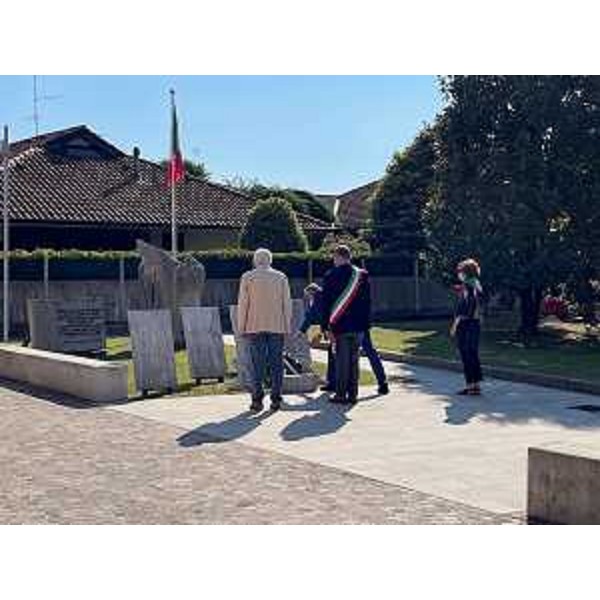 La deposizione della corona d'alloro ai piedi del monumento ai Caduti di Povoletto (Udine) - La deposizione della corona d'alloro ai piedi del monumento ai Caduti di Povoletto (Udine)
