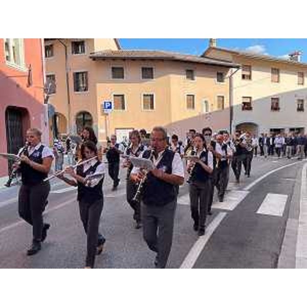 Il Complesso Bandistico di Fagagna, seguito dalle autorità e dai vessilli delle borgate, apre la tradizionale sfilata tra le vie del centro - Il Complesso Bandistico di Fagagna, seguito dalle autorità e dai vessilli delle borgate, apre la tradizionale sfilata tra le vie del centro