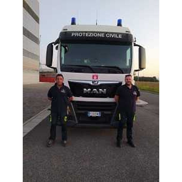 I mezzi della Protezione civile regionale con i materiali da donare a favore della popolazione di Haiti colpita dal recente sisma. - I mezzi della Protezione civile regionale con i materiali da donare a favore della popolazione di Haiti colpita dal recente sisma.