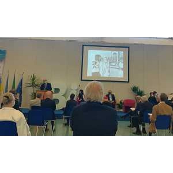 Un momento del convegno all'auditorium di Lignano Sabbiadoro: sullo schermo un'immagine di monsignor Abramo Freschi - Un momento del convegno all'auditorium di Lignano Sabbiadoro: sullo schermo un'immagine di monsignor Abramo Freschi
