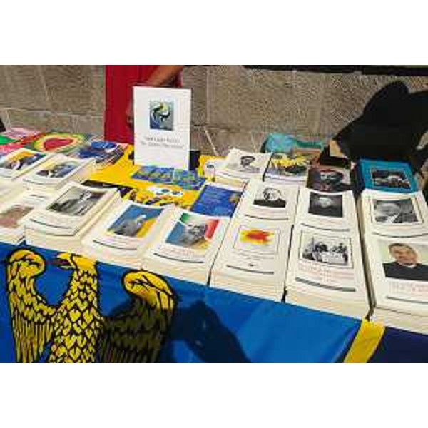 Un banchetto che espone libri su cultura e lingua friulana - Un banchetto che espone libri su cultura e lingua friulana