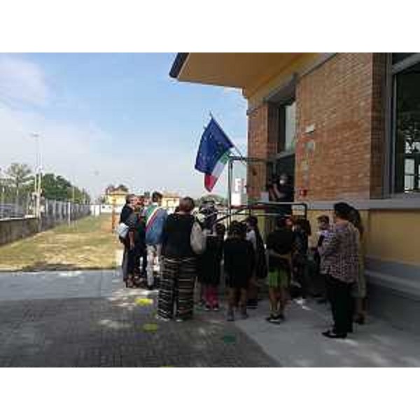 Il taglio del nastro all'ingresso della scuola - Il taglio del nastro all'ingresso della scuola