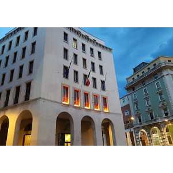 La facciata del palazzo consiliare di piazza Oberdan a Trieste illuminata di arancione nel 2020 - La facciata del palazzo consiliare di piazza Oberdan a Trieste illuminata di arancione nel 2020