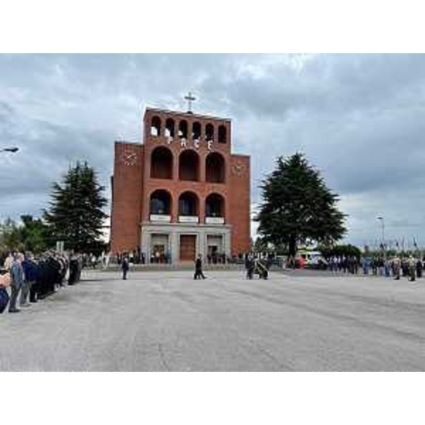 Una fase della cerimonia solenne svoltasi davanti al Tempio Sacrario di Cargnacco (Udine) - Una fase della cerimonia solenne svoltasi davanti al Tempio Sacrario di Cargnacco (Udine)