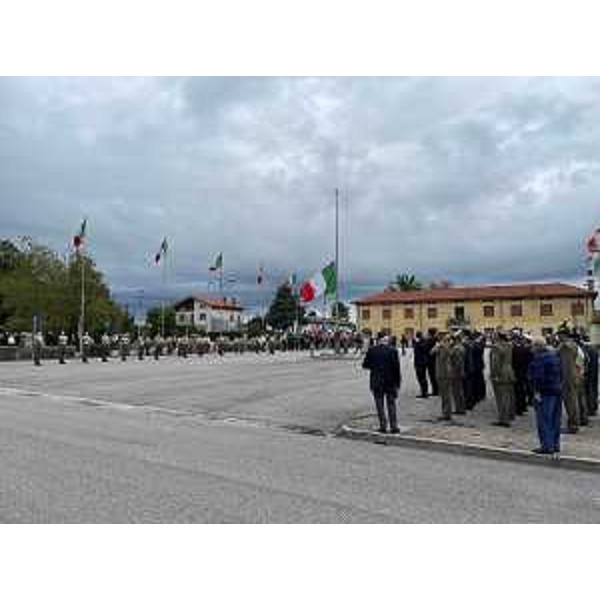 Autorità schierate per l'alzabandiera in piazza don Carlo Caneva a Cargnacco - Autorità schierate per l'alzabandiera in piazza don Carlo Caneva a Cargnacco