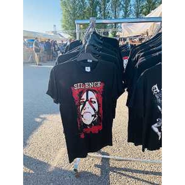 Una delle tshirt a cui fa riferimento la nota delle Pari opportunità regionali - Una delle tshirt a cui fa riferimento la nota delle Pari opportunità regionali