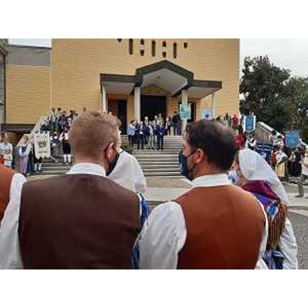 I gruppi folcloristici e le autorità locali e regionali davanti alla chiesa di San Giacomo Apostolo, a Pasian di Prato - I gruppi folcloristici e le autorità locali e regionali davanti alla chiesa di San Giacomo Apostolo, a Pasian di Prato