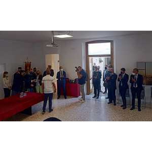 La consegna delle targhe al personale della Polizia - La consegna delle targhe al personale della Polizia 