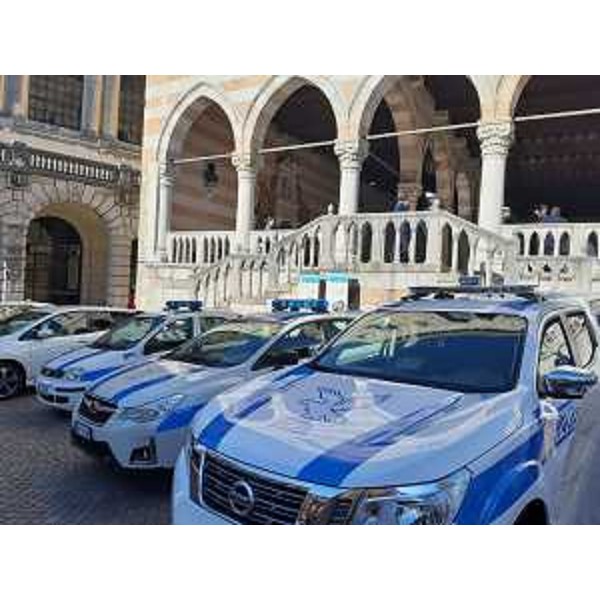 Vetture della Polizia locale del Comune di Udine schierate davanti alla Loggia del Lionello in occasione del 155esimo dalla fondazione del Corpo - Vetture della Polizia locale del Comune di Udine schierate davanti alla Loggia del Lionello in occasione del 155esimo dalla fondazione del Corpo