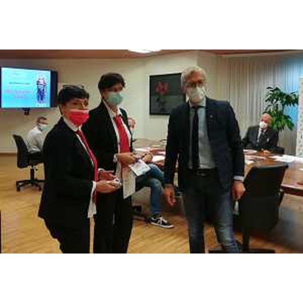 Il presidente del Consiglio regionale, Piero Mauro Zanin, assieme alle fotografe che hanno realizzato il calendario Lilt 2022 - Il presidente del Consiglio regionale, Piero Mauro Zanin, assieme alle fotografe che hanno realizzato il calendario Lilt 2022