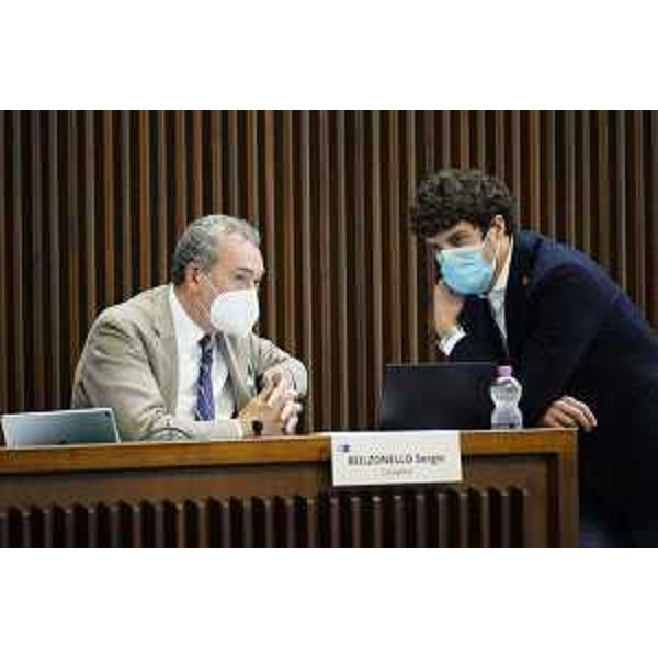 Sergio Bolzonello (Pd), relatore di minoranza della pdl 132, con Simone Polesello (Lega) durante i lavori del Consiglio regionale - Sergio Bolzonello (Pd), relatore di minoranza della pdl 132, con Simone Polesello (Lega) durante i lavori del Consiglio regionale