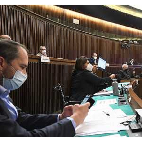 Cristiano Shaurli (Pd) mentre vota in Aula - Cristiano Shaurli (Pd) mentre vota in Aula