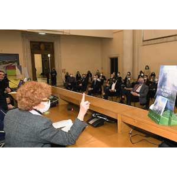 Una fase dell'incontro di presentazione della mostra "Le forme dell'infinito" svoltasi a Udine - Una fase dell'incontro di presentazione della mostra "Le forme dell'infinito" svoltasi a Udine