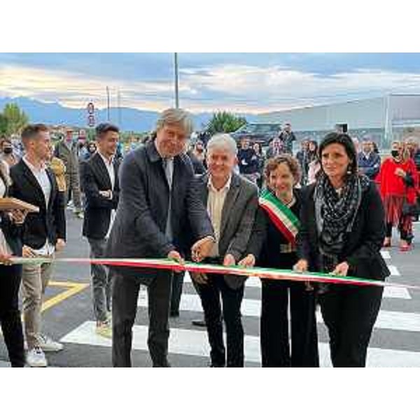 L'assessore regionale alle Attività produttive, Sergio Emidio Bini, all'inaugurazione della show room dell'azienda Martinel, a Zoppola. - L'assessore regionale alle Attività produttive, Sergio Emidio Bini, all'inaugurazione della show room dell'azienda Martinel, a Zoppola.