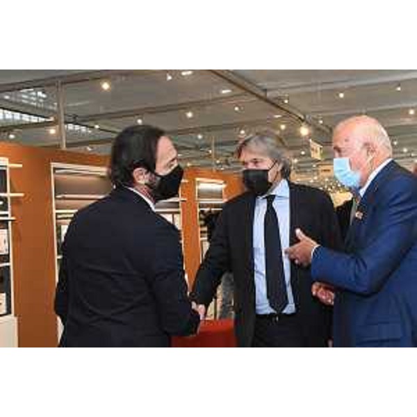 L'assessore regionale Segio Emidio Bini mentre incontra gli operatori del settore in Fiera a Pordenone on occasione dell'evento Sicam - L'assessore regionale Segio Emidio Bini mentre incontra gli operatori del settore in Fiera a Pordenone on occasione dell'evento Sicam