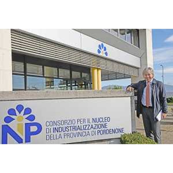 L'assessore regionale alle Attività produttive e turismo, Sergio Emidio Bini, nella sede del Consorzio per il nucleo di industrializzazione della provincia di Pordenone (Nip) - Maniago, 13 ottobre 2021 - L'assessore regionale alle Attività produttive e turismo, Sergio Emidio Bini, nella sede del Consorzio per il nucleo di industrializzazione della provincia di Pordenone (Nip) - Maniago, 13 ottobre 2021