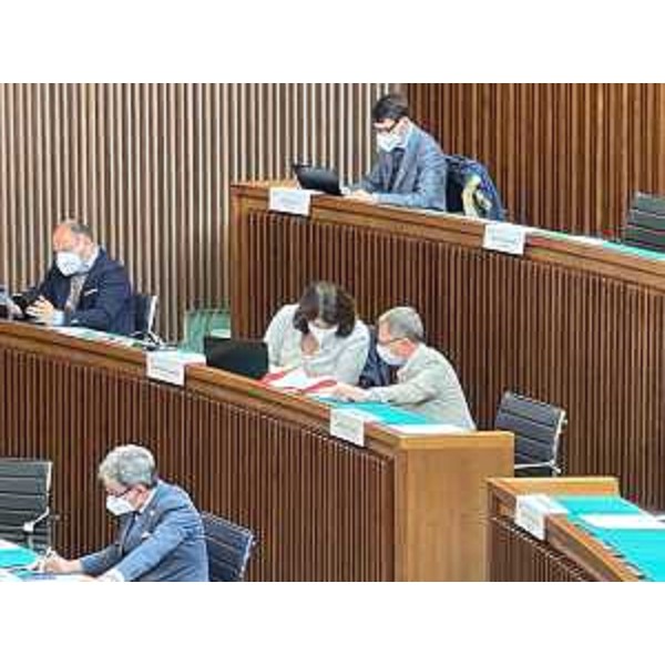 L'assessore regionale alla Montagna, Stefano Zannier, mentre si contronta con Mariagrazia Santoro (Pd) - L'assessore regionale alla Montagna, Stefano Zannier, mentre si contronta con Mariagrazia Santoro (Pd)