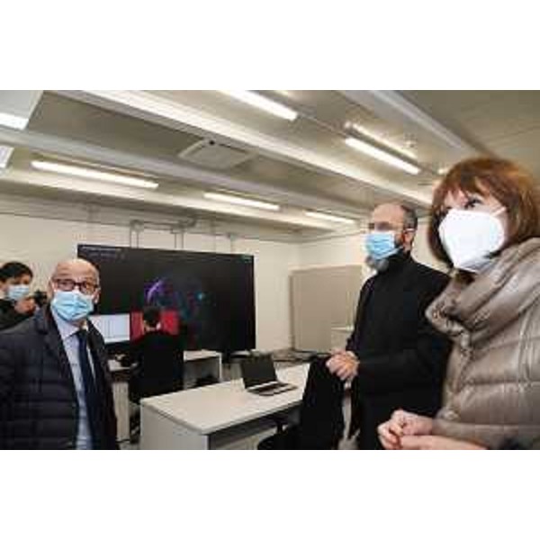 L'assessore regionale all'Università e ricerca, Alessia Rosolen, durante la visita compiuta assieme al rettore Roberto Pinton all'UniUd Lab Village. - L'assessore regionale all'Università e ricerca, Alessia Rosolen, durante la visita compiuta assieme al rettore Roberto Pinton all'UniUd Lab Village.