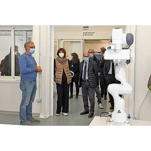 L'assessore regionale all'Università e ricerca, Alessia Rosolen, durante la visita compiuta assieme al rettore Roberto Pinton all'UniUd Lab Village. - L'assessore regionale all'Università e ricerca, Alessia Rosolen, durante la visita compiuta assieme al rettore Roberto Pinton all'UniUd Lab Village.