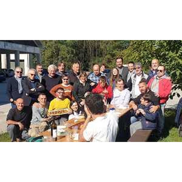 Ragazzi e volontari delle onlus posano per la foto di gruppo con il consigliere Edy Morandini (Progetto Fvg) - Ragazzi e volontari delle onlus posano per la foto di gruppo con il consigliere Edy Morandini (Progetto Fvg)