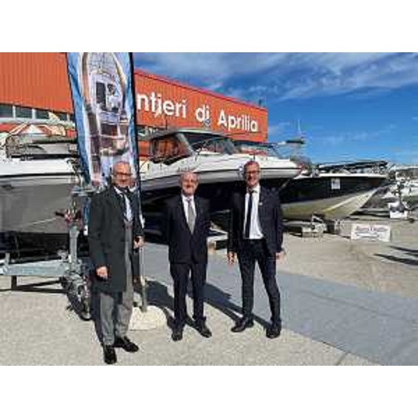 Il presidente del Cr Fvg, Piero Mauro Zanin, insieme al sindaco di Latisana, Lanfranco Sette, e al vertice organizzativo di Nautilia, Eugenio Toso - Il presidente del Cr Fvg, Piero Mauro Zanin, insieme al sindaco di Latisana, Lanfranco Sette, e al vertice organizzativo di Nautilia, Eugenio Toso