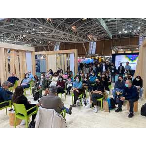 Il pubblico presente ad uno degli eventi dedicati alla poesia, ospitati nello stand del Friuli Venezia Giulia al Salone del libro di Torino - Il pubblico presente ad uno degli eventi dedicati alla poesia, ospitati nello stand del Friuli Venezia Giulia al Salone del libro di Torino