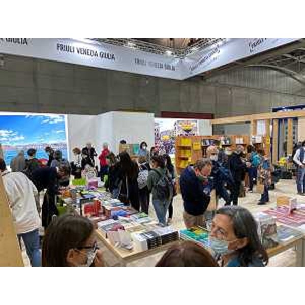 Il pubblico allo stand del Friuli Venezia Giulia allestito in occasione del Salone del libro di Torino - Il pubblico allo stand del Friuli Venezia Giulia allestito in occasione del Salone del libro di Torino