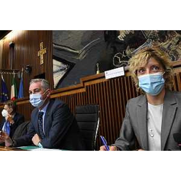 L'assessore regionale alle Finanze, Barbara Zilli, con il presidente della I Commissione consigliare permanente - Trieste, 19 ottobre 2021 - L'assessore regionale alle Finanze, Barbara Zilli, con il presidente della I Commissione consigliare permanente - Trieste, 19 ottobre 2021