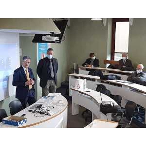 L'assessore regionale alle Risorse ittiche Stefano Zannier (a sinistra) al convegno sulla Chamelea gallina all'Università di Trieste - L'assessore regionale alle Risorse ittiche Stefano Zannier (a sinistra) al convegno sulla Chamelea gallina all'Università di Trieste