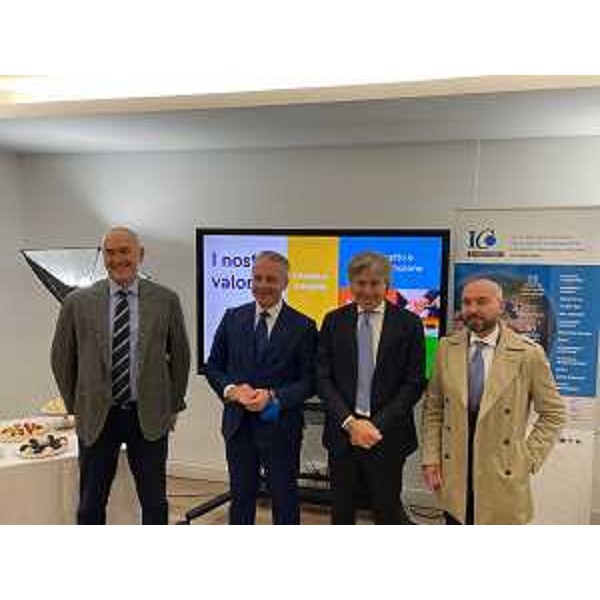 L'assessore regionale alle Attività produttive, Sergio Emidio Bini, allì'inaugurazione della nuova sede della IC&Partners SPA: alla sua destra il presidente del Gruppo, Roberto Corciulo - L'assessore regionale alle Attività produttive, Sergio Emidio Bini, allì'inaugurazione della nuova sede della IC&Partners SPA: alla sua destra il presidente del Gruppo, Roberto Corciulo