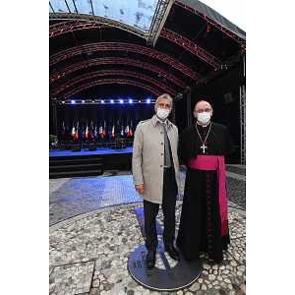 Piero Mauro Zanin, presidente del Cr Fvg, con l'arcivescovo di Gorizia, Carlo Roberto Maria Redaelli - Piero Mauro Zanin, presidente del Cr Fvg, con l'arcivescovo di Gorizia, Carlo Roberto Maria Redaelli