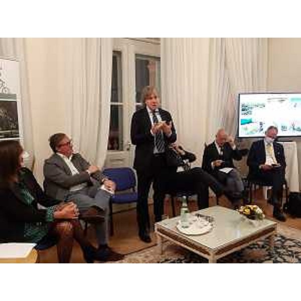 L'assessore regionale alle Attività produttive e turismo Sergio Emidio Bini interviene all'incontro organizzato a Villa Locatelli sul tema "Patto del Collio e progettualità condivisa tra i 10 Comuni" - Cormons, 21 ottobre 2021. - L'assessore regionale alle Attività produttive e turismo Sergio Emidio Bini interviene all'incontro organizzato a Villa Locatelli sul tema "Patto del Collio e progettualità condivisa tra i 10 Comuni" - Cormons, 21 ottobre 2021.