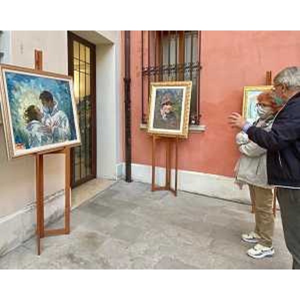 L'assessore regionale alla Cultura Tiziana Gibelli durante la visita alla mostra allestita nel cortile di palazzo Pera a Pordenone - L'assessore regionale alla Cultura Tiziana Gibelli durante la visita alla mostra allestita nel cortile di palazzo Pera a Pordenone