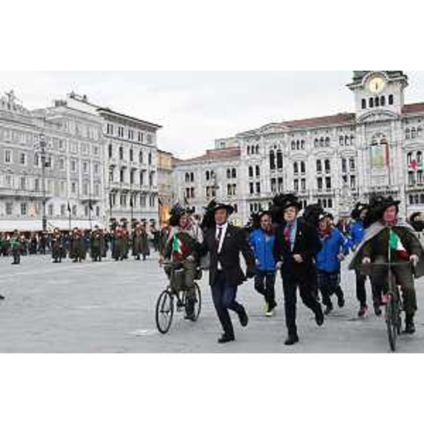 Bersaglieri in piazza dell'Unità d'Italia a Trieste in occasione del solenne ammainabandiera del 26 ottobre - Bersaglieri in piazza dell'Unità d'Italia a Trieste in occasione del solenne ammainabandiera del 26 ottobre