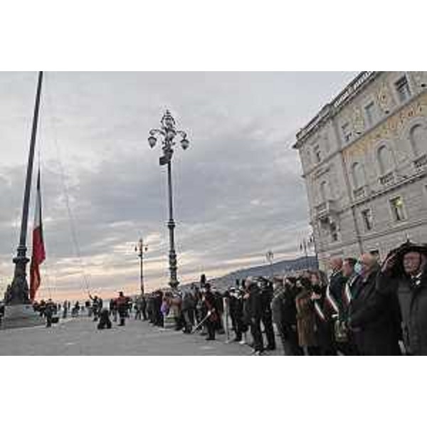 L'assessore regionale al Patrimonio Sebastiano Callari (secondo da destra nella foto) alla cerimonia di ammainabanidera solenne nel 67esimo del ricongiugimento di Trieste all'Italia - L'assessore regionale al Patrimonio Sebastiano Callari (secondo da destra nella foto) alla cerimonia di ammainabanidera solenne nel 67esimo del ricongiugimento di Trieste all'Italia