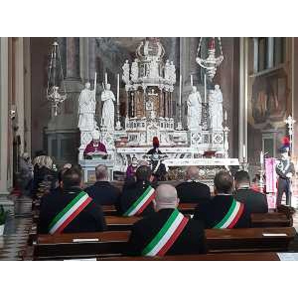 Il rito religioso officiato dall'arcivescovo di Gorizia monsignor Radaelli - Il rito religioso officiato dall'arcivescovo di Gorizia monsignor Radaelli