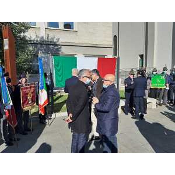 L'assessore regionale al Patrimonio Sebastiano Callari (a destra nella foto) con il presidente del Consiglio regionale Piero Mauro Zanin davanti al pannello rievocativo del Milite Ignoto ancora coperto dal Tricolore prima della scopertura - L'assessore regionale al Patrimonio Sebastiano Callari (a destra nella foto) con il presidente del Consiglio regionale Piero Mauro Zanin davanti al pannello rievocativo del Milite Ignoto ancora coperto dal Tricolore prima della scopertura