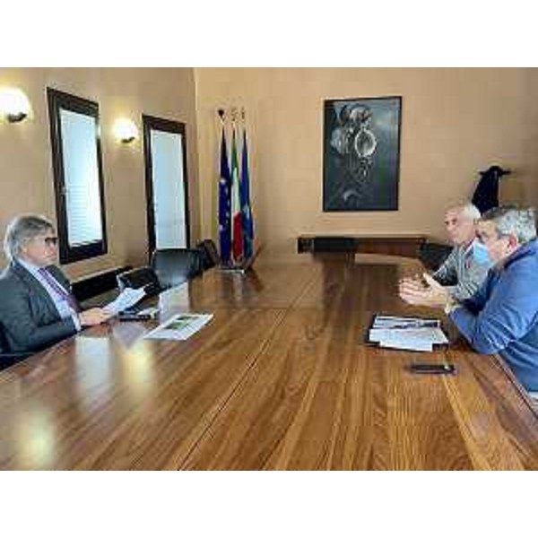 Una fase dell'incontro tra l'assessore regionale alle Attività produttive Sergio Emidio Bini e i vertici dell'Ente bilaterale per il commercio e il turismo - Una fase dell'incontro tra l'assessore regionale alle Attività produttive Sergio Emidio Bini e i vertici dell'Ente bilaterale per il commercio e il turismo