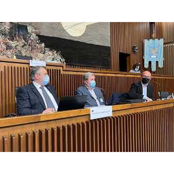 Diego Bernardis (Lega), presidente della V Commissione, con i vertici del Teatri Stabil Furlan, Lorenzo Zanon e Massimo Somaglino - Diego Bernardis (Lega), presidente della V Commissione, con i vertici del Teatri Stabil Furlan, Lorenzo Zanon e Massimo Somaglino