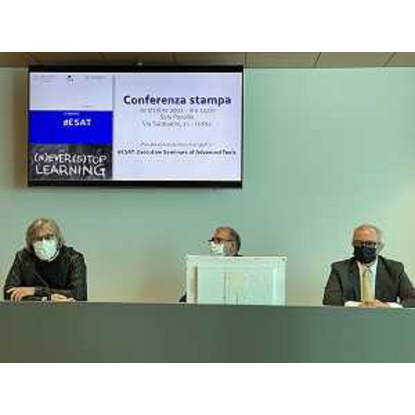 L'assessore regionale alle Attività produttive, Sergio Emidio Bini, alla presentazione del corso per imprenditori indetto da Regione, CATA, Uniud, nelle foto con il presidente del Centro di assistenza tecnica delle imprese artigiane, Adriano Medeot (al centro) e il professor Andrea Garlatti (a destra) dell'Università di Udine - L'assessore regionale alle Attività produttive, Sergio Emidio Bini, alla presentazione del corso per imprenditori indetto da Regione, CATA, Uniud, nelle foto con il presidente del Centro di assistenza tecnica delle imprese artigiane, Adriano Medeot (al centro) e il professor Andrea Garlatti (a destra) dell'Università di Udine