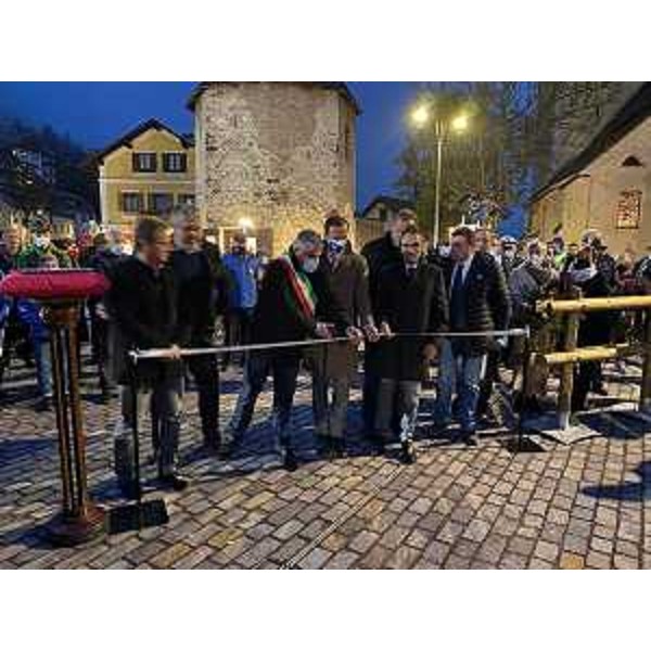Il governatore del Friuli Venezia Giulia Massimiliano Fedriga durante il taglio del nastro della nuova piazza dell'Unità d'Italia a Tarvisio. - Il governatore del Friuli Venezia Giulia Massimiliano Fedriga durante il taglio del nastro della nuova piazza dell'Unità d'Italia a Tarvisio.