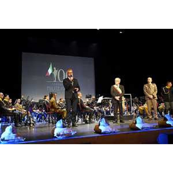 Il presidente del Cr Fvg, Piero Mauro Zanin, sul palco friulano insieme alle altre autorità - Il presidente del Cr Fvg, Piero Mauro Zanin, sul palco friulano insieme alle altre autorità