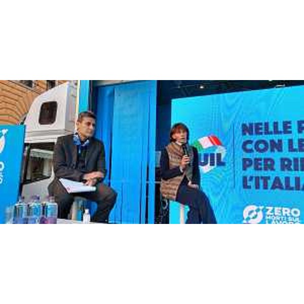 L'assessore regionale al Lavoro formazione e ricerca Alessia Rosolen durante la tappa triestina del Tour Uil 2021 assieme al segretraio dell Uil Fvg Matteo Zorn. - L'assessore regionale al Lavoro formazione e ricerca Alessia Rosolen durante la tappa triestina del Tour Uil 2021 assieme al segretraio dell Uil Fvg Matteo Zorn.