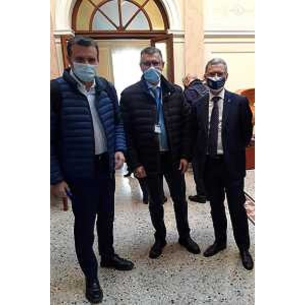 L'assessore del Friuli Venezia Giulia alle Risorse agroalimentari Stefano Zannier (a destra nella foto) alla riunione veneziana della task force a difesa del Prosecco. A sinistra il sottosegretario Gian Marco Centinaio, al centro il presidente della Commissione Agricoltura del Senato Gianpaolo Vallardi - L'assessore del Friuli Venezia Giulia alle Risorse agroalimentari Stefano Zannier (a destra nella foto) alla riunione veneziana della task force a difesa del Prosecco. A sinistra il sottosegretario Gian Marco Centinaio, al centro il presidente della Commissione Agricoltura del Senato Gianpaolo Vallardi