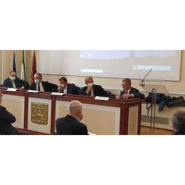 L'assessore del Friuli Venezia Giulia alle Risorse agroalimentari Stefano Zannier interviene all'incontro veneziano a difesa del Prosecco. Da sinistra a destra: l'assessore del Veneto alle Politiche agricole Fedrico Caner, il governatore del Veneto Luca Zaia, il sottosegretario alle Politiche agricole Gian Marco Centinaio, il direttore generale del ministero Giuseppe Ambrosio e l'assessore Zannier - L'assessore del Friuli Venezia Giulia alle Risorse agroalimentari Stefano Zannier interviene all'incontro veneziano a difesa del Prosecco. Da sinistra a destra: l'assessore del Veneto alle Politiche agricole Fedrico Caner, il governatore del Veneto Luca Zaia, il sottosegretario alle Politiche agricole Gian Marco Centinaio, il direttore generale del ministero Giuseppe Ambrosio e l'assessore Zannier 